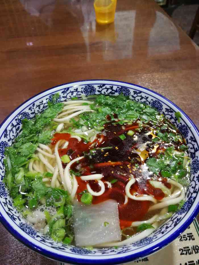 西湖牛肉面-"在附近考试,午休过来解决午饭.店铺不大.