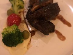 碳烤菲力牛排配香煎海鲈鱼-WOLFGANG PUCK KITCHEN & BAR(迪士尼小镇店)