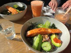 煎三文鱼牛油果色拉-Wagas沃歌斯(大学路店)