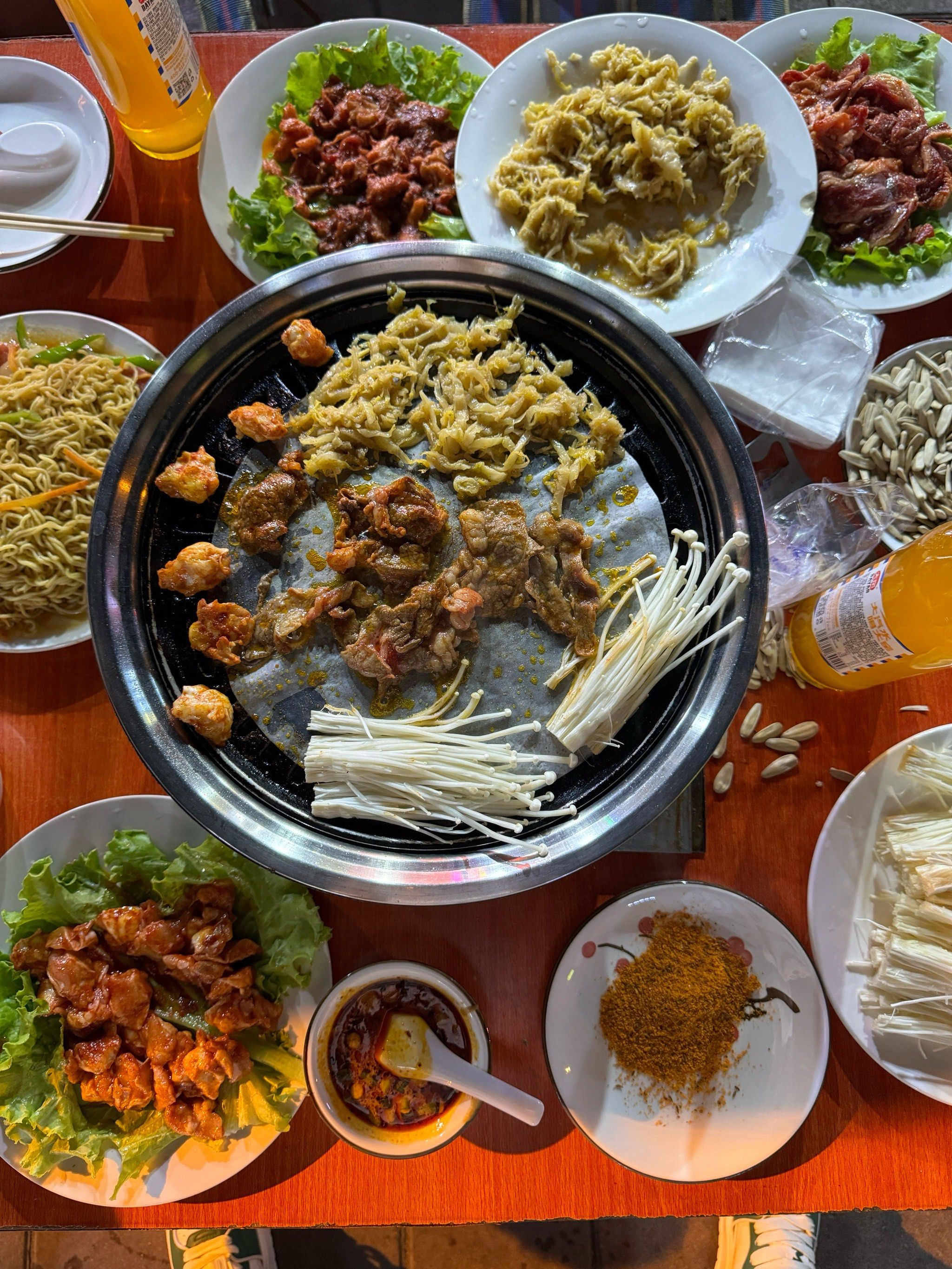 我家小区楼下的地桌煎肉
10年往上数了,每年夏天都出摊儿吃的就是这