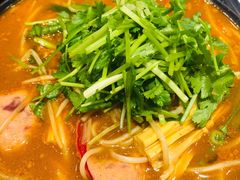 招牌炸酱酸辣米线-肥汁米蘭香港米线(长宁来福士店)