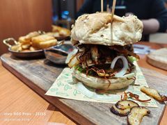 鲜香蘑菇牛肉汉堡-魏斯理汉堡(西安沣东吾悦店)