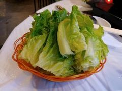 唐生菜-鲜入围煮花胶鸡海鲜火锅
