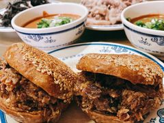 烧饼夹烧牛羊肉-老爆肚满五香烧牛羊肉