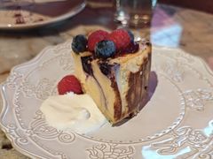 烤莓果巴斯克蛋糕-BROWNSTONE布朗石西班牙餐厅(富城店)