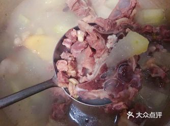 【白萝卜羊肉汤】 【准备食材】：3斤羊肉、2根大白萝
