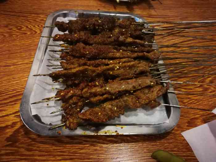 老肥烧烤-"生意很好 来的时候就空了两张小桌子～外面.