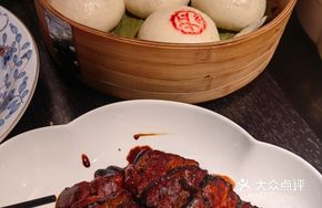 Black Barbecue Pork with Fuyang Steamed Bun