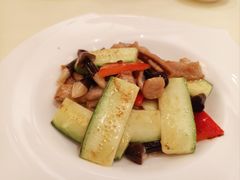 翠玉瓜野菌炒爽肉-利苑酒家(合景国际金融广场店)