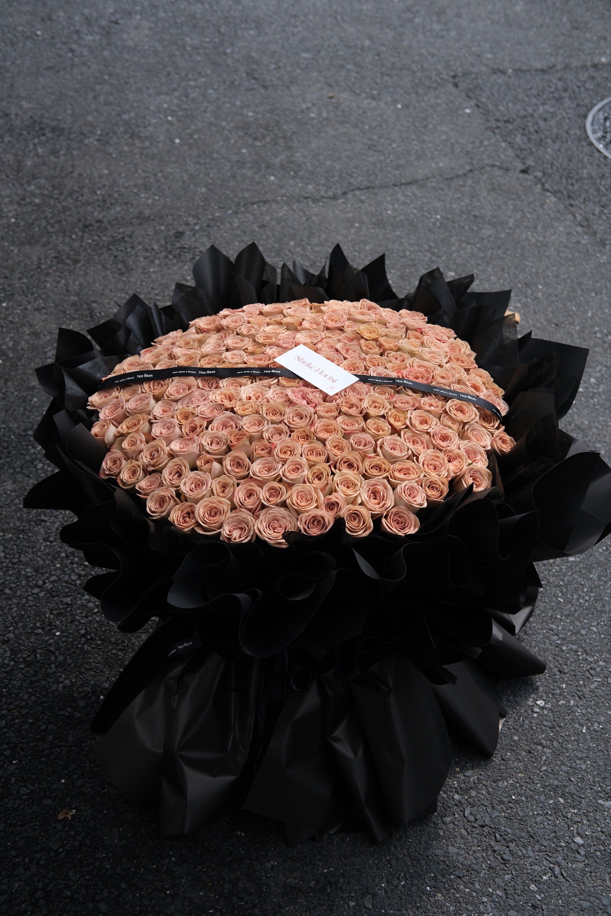 生活既有繁杂的琐事,也有美妙的幸福
#生日花束 #199朵玫瑰 #999朵