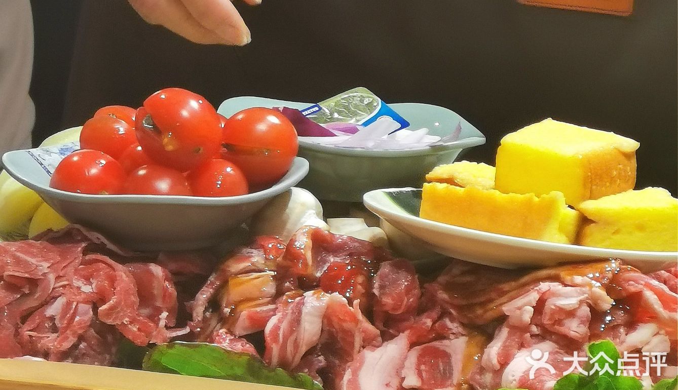 谁家烤肉店还租了等位区门面啊