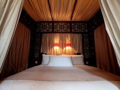 安缦颐和庭院套房-主卧室床榻全景2-北京颐和宾馆