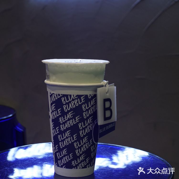 提拉米苏奶茶的吸管上搭配了一个笑脸磅蛋糕