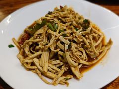 凉拌建水豆腐丝-滇香肴·云南菜蒸汽石锅鱼(云南北路店)