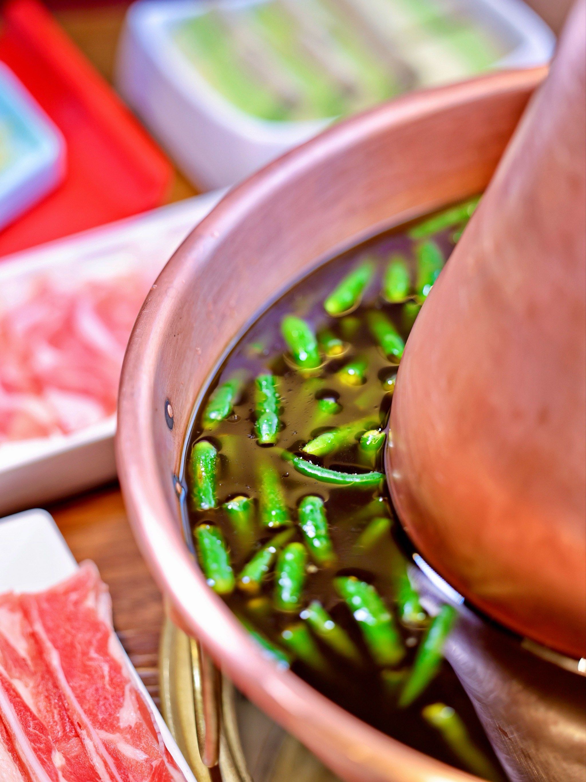 假期就来炫鲜椒火锅吧,神奇的红配绿!