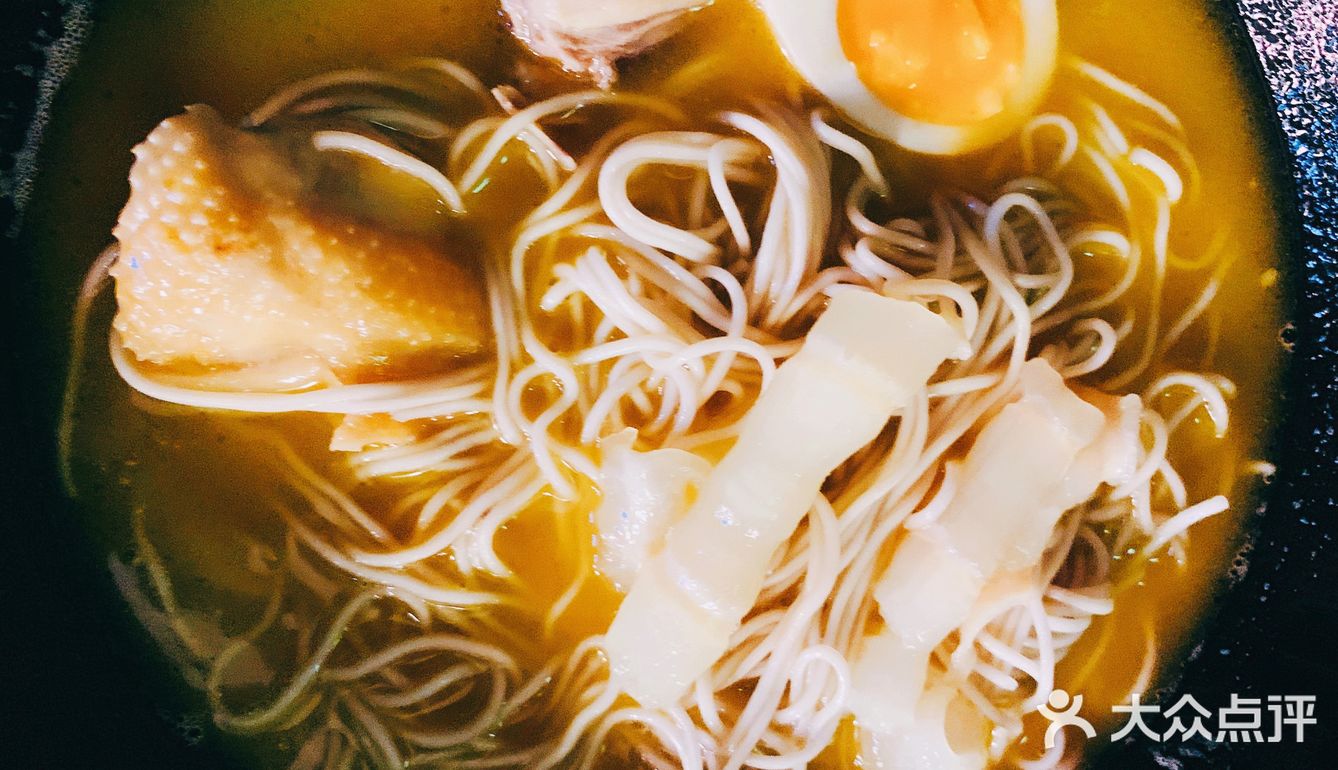 红黄的面店主基色，非常喜气也非常贵气！就连墙上的价目表