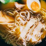 红黄的面店主基色，非常喜气也非常贵气！就连墙上的价目表