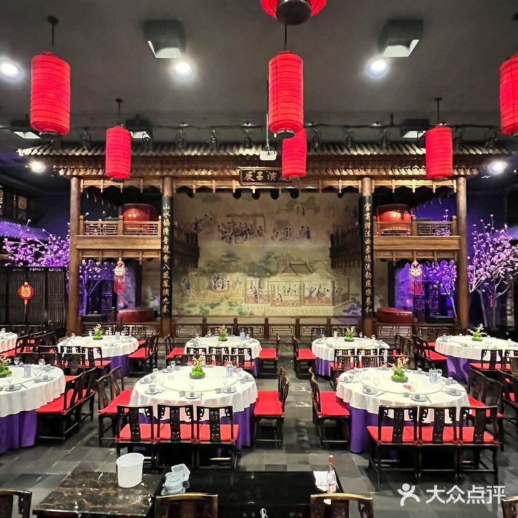 饭馆，更像是戏馆