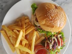 牛肉汉堡和薯条-Smiling Buffalo Cafe