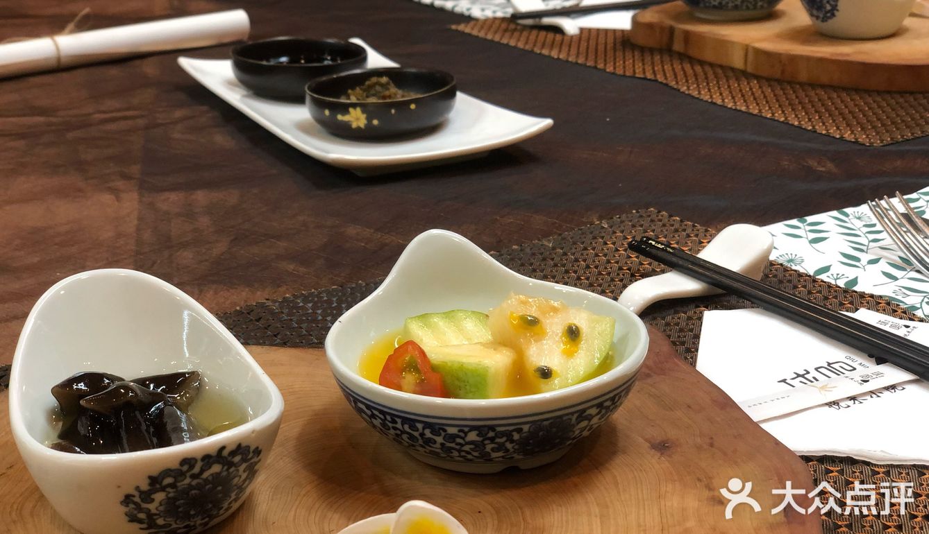 都是不一样的陈设，老板是信佛的