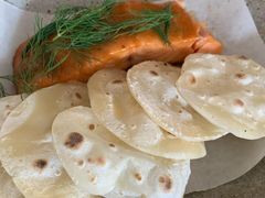 烟熏三文鱼配烤饺子皮和芥末籽酱-BOR Eatery(安福路店)