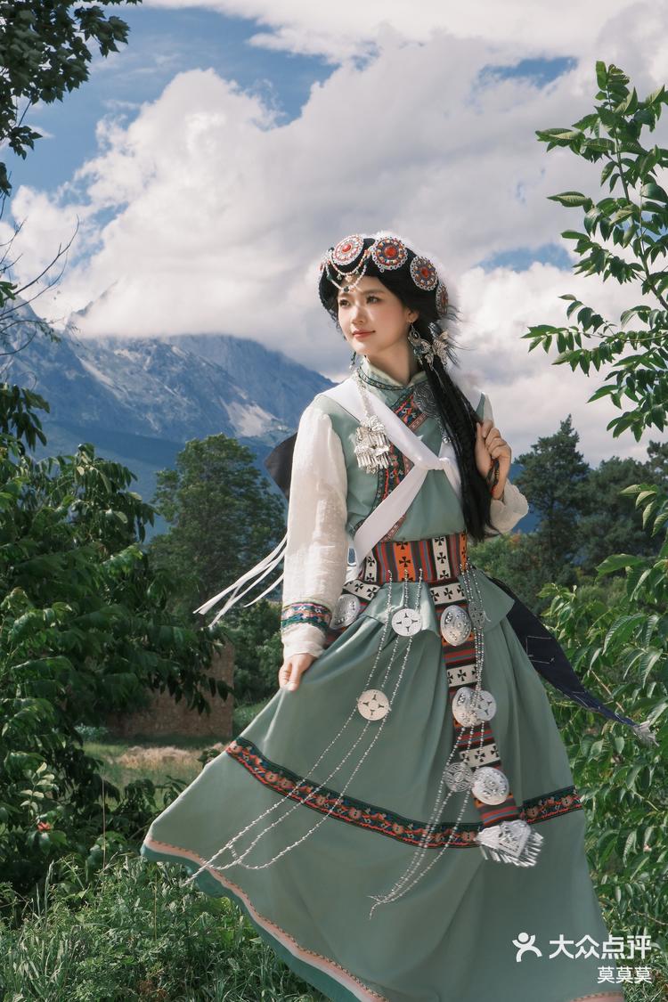 丽江必拍的纳西族少女