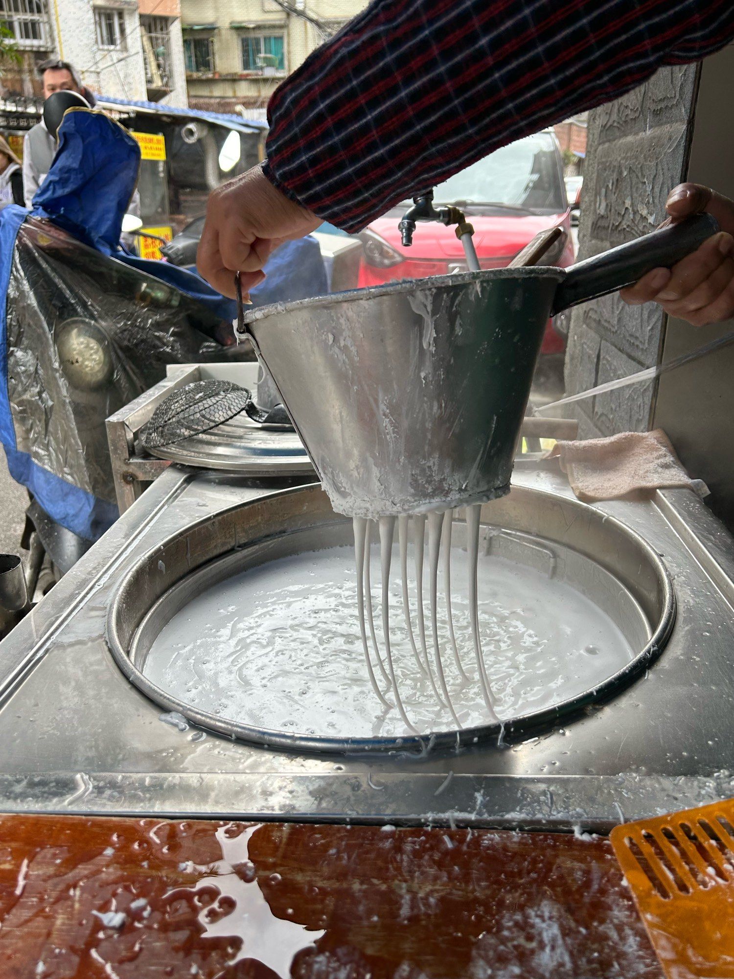 滤粉口感软糯,配菜丰富,其中烧蔗是特色菜,粉可以做成汤粉或拌粉