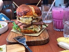 双蛋指椒牛肉汉堡-魏斯理汉堡(西安沣东吾悦店)