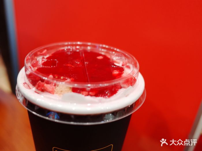 草莓半熟蛋糕四季春牛奶茶