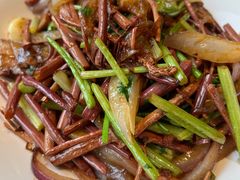 山蕨菜炒肉-潍城老菜馆·地标美食