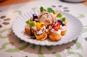 Moke Signature Mixed Fruit Waffle