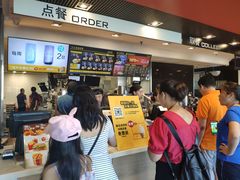 等位区-麦当劳(世贸店)