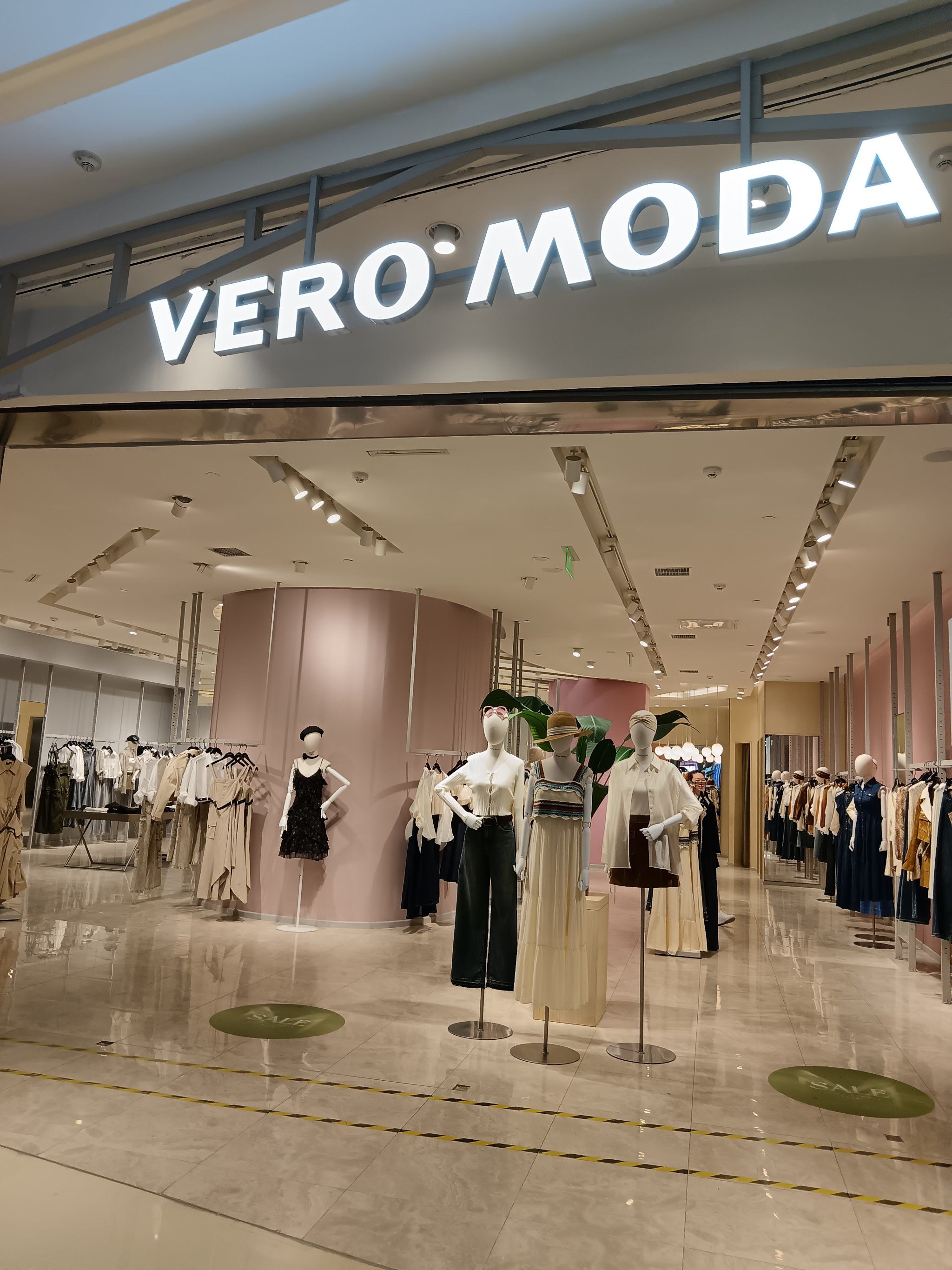 天河城3楼,这个品牌有些年头了,店面挺大的