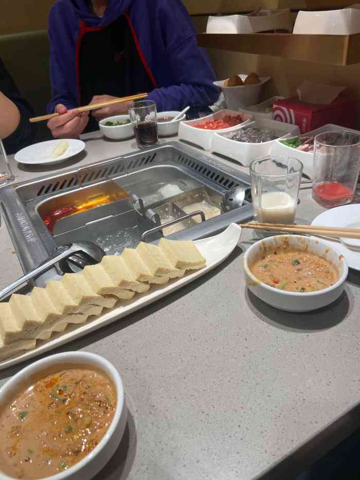 海底捞火锅(万虹广场店)-"姐妹聚会去了万虹广场的海底捞,真是不得不.
