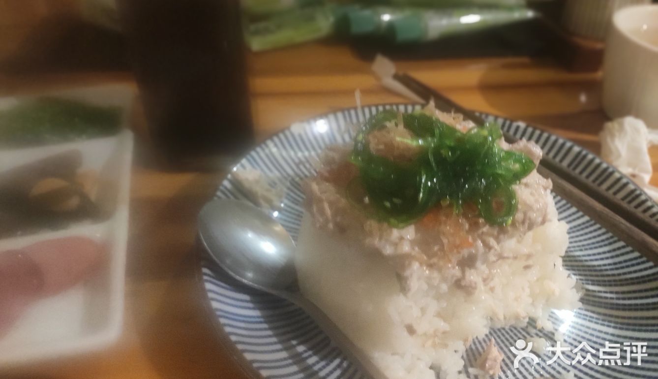 环境还可以吧，当时去的人挺多的，所以就坐在了吧台上面