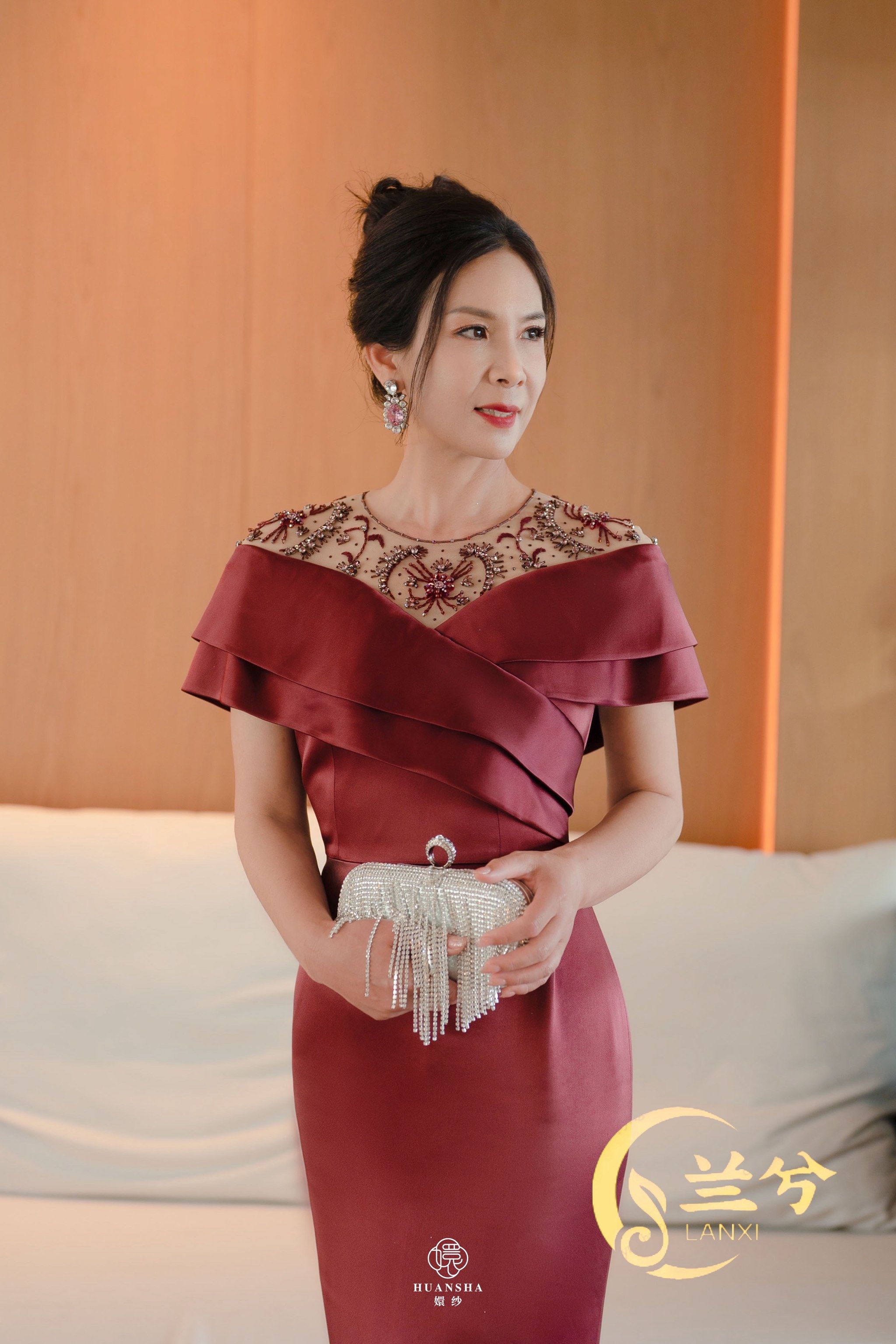 兰兮中式嫁衣妈妈礼服馆#妈妈礼服款式推荐
手工法式钉珠,工艺精湛