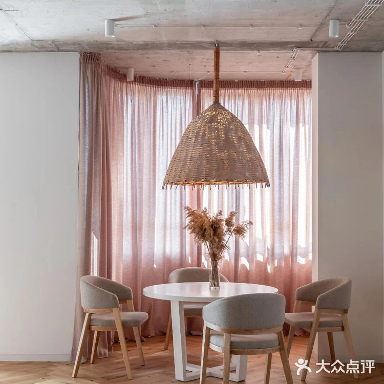 餐厅位于落地窗旁，光线透过暖色窗帘照入室内