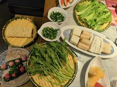 -尚尚仙·酸汤猪手·猪肚鸡火锅(华联万柳购物中心店)