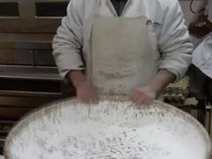 在不断的翻滚中，馅料与糯米粉慢慢融合-清真梁启荣糕点店(丁官路一店)