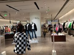 -URBAN REVIVO(高德置地广场·春广场店)