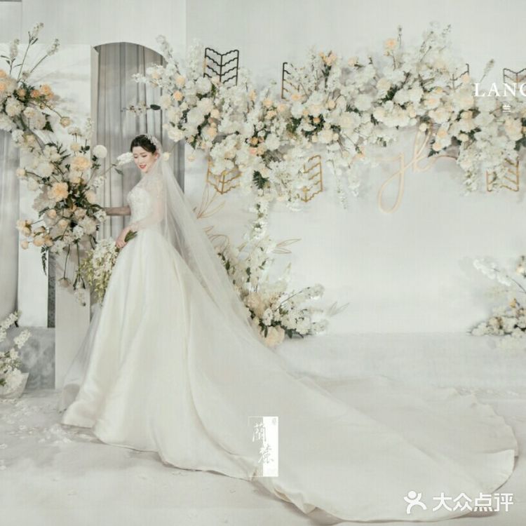 大热的缎面婚纱，你中意哪一款呢？