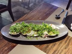 温海鲜色拉配牛油果-Carbon莫卡哆·意大利复古集市餐厅(杭州大厦店)