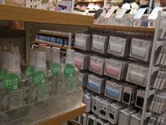 -名创优品(北京新中关购物中心地铁层店)