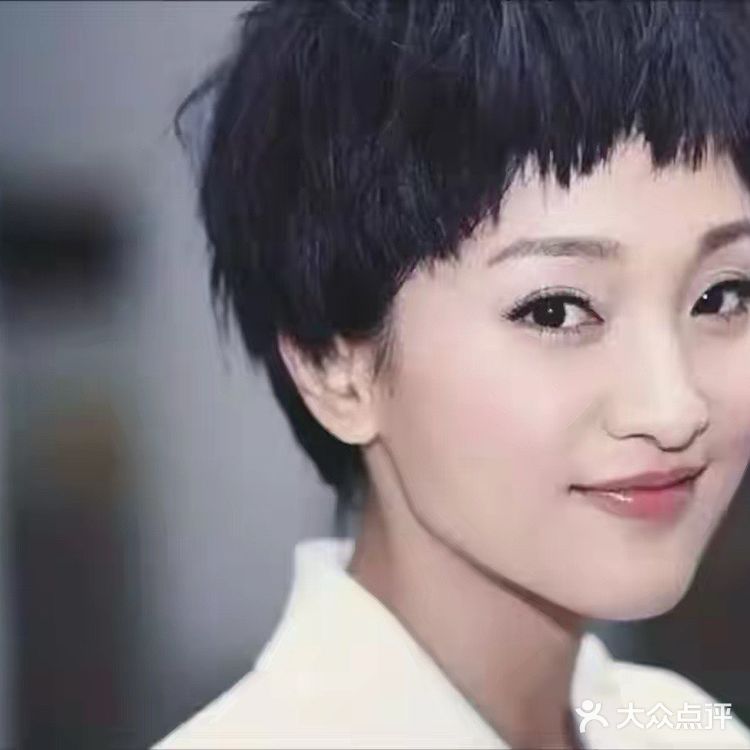 ​眉上刘海就是短于眉毛的刘海，最早就锯齿刘海