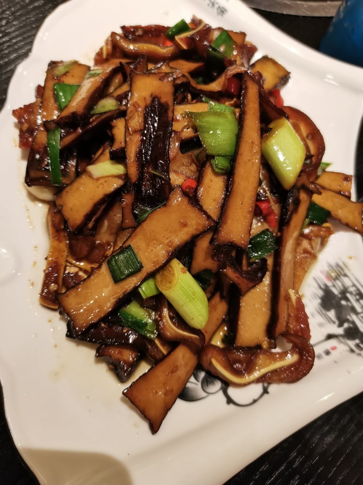 腊香干炒猪耳——猪耳的油脆加上香干的弹劲,美味不可多得.