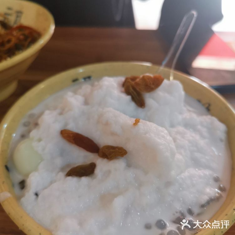 环境： 是一家小吃店，在一个幼儿园对面，从晓港地铁站