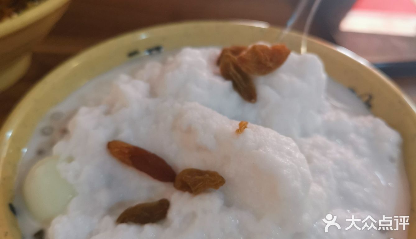 环境： 是一家小吃店，在一个幼儿园对面，从晓港地铁站