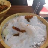 环境： 是一家小吃店，在一个幼儿园对面，从晓港地铁站