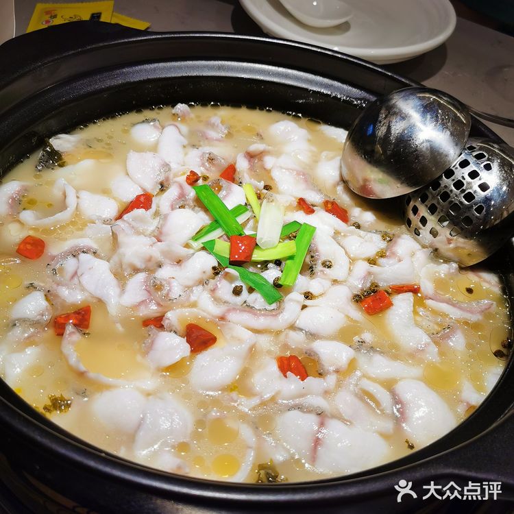 传说中的本素酸菜鱼，大家排队的人也是挺多的