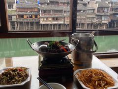 -临江餐馆二楼美食部落